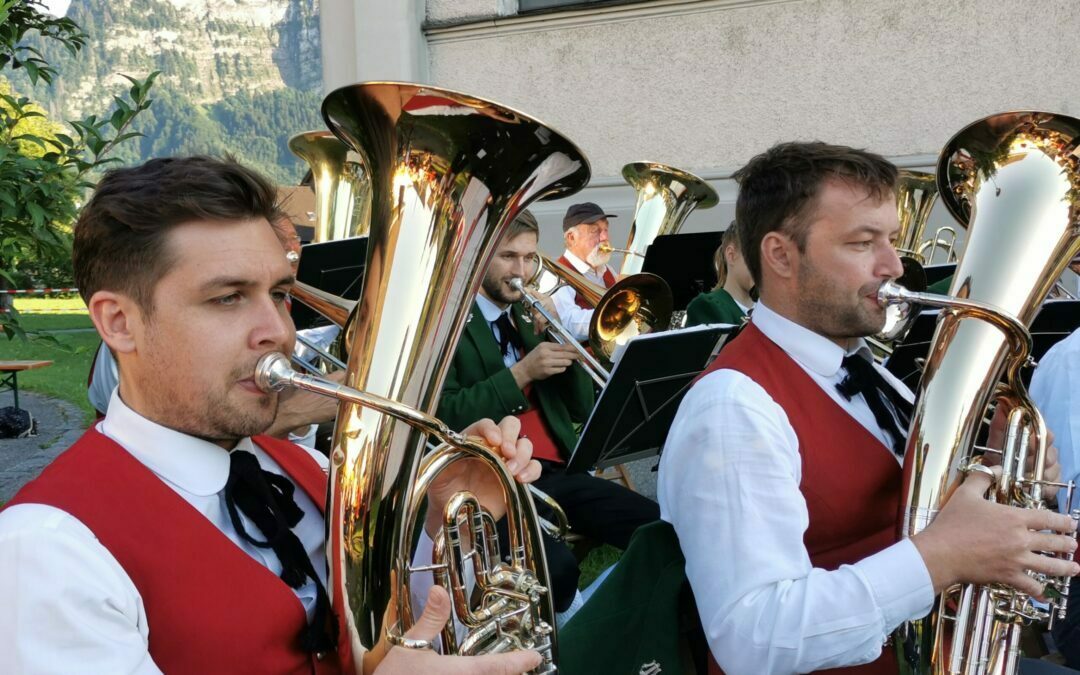 Platzkonzert bei der Hatler Kirche